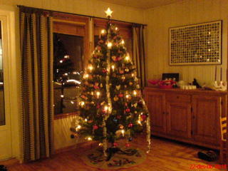 Juletreet er pyntet og klart for jula :)