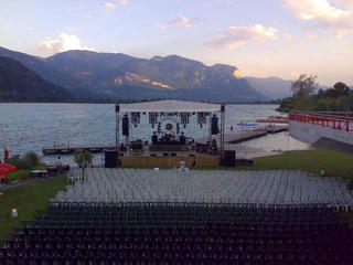Die B&uuml;hne des Italien-Gigs...