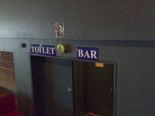 Treffpunkt Toiletten-Bar!