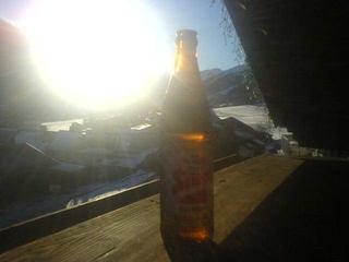 Digg med en &oslash;l p&aring; balkongen i solen ette