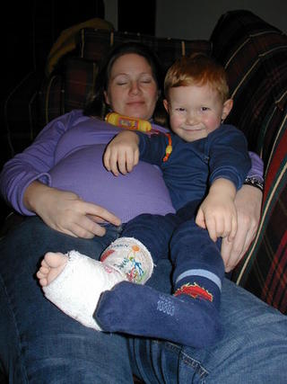 Elin og Jonas viser gipset fot 1.2.06
