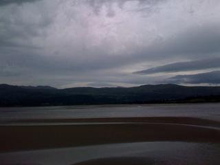 It's started to rain. 