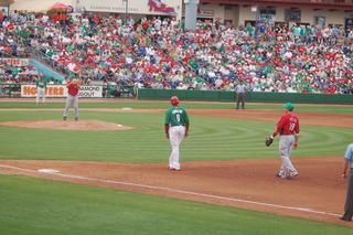 Ryan Howard gets to 1B